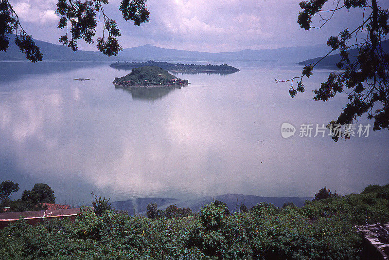 火山锥岛破火山口湖Pátzcuaro Michoacán墨西哥